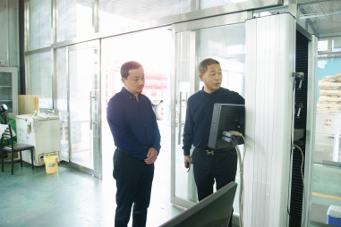 熱烈歡迎五棵松蘭州金牌代理商馬建軍先生蒞臨五棵松木業(yè)探討交流建筑模板發(fā)展的未來之路！