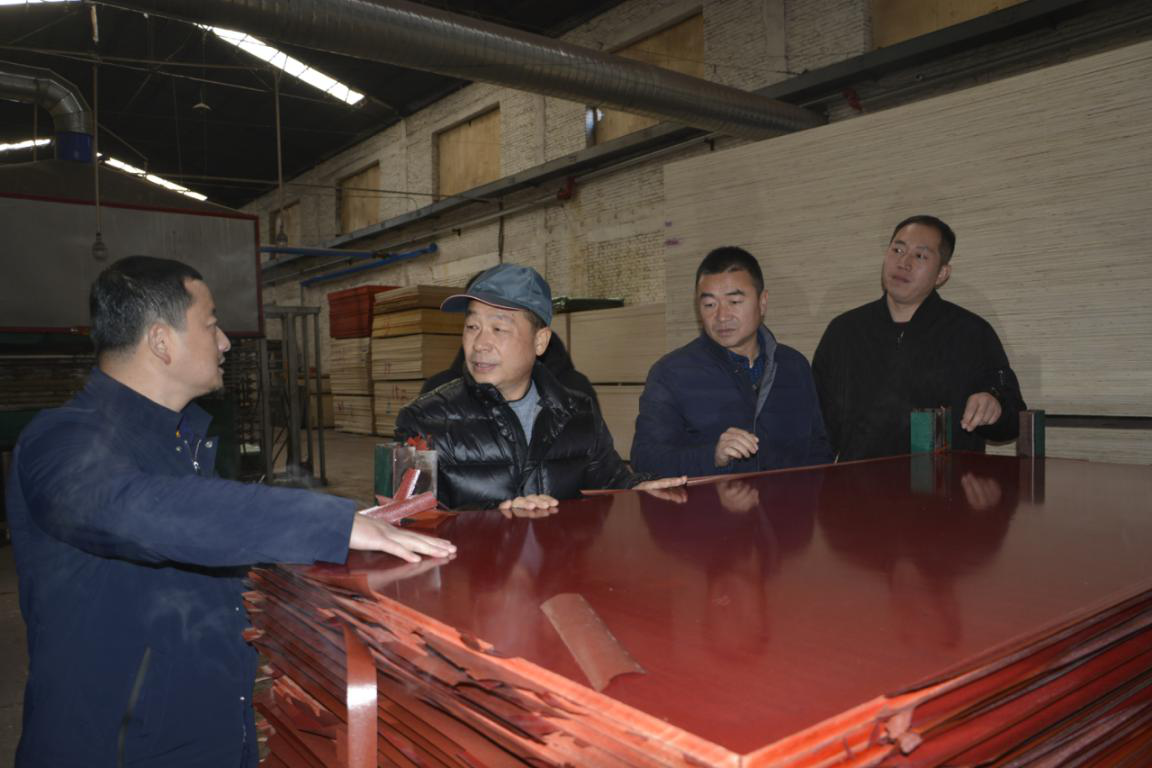 熱烈歡迎蘭州三友木業有限公司領導到五棵松木業參觀考察！